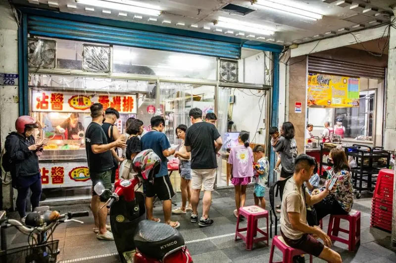 花蓮縣花蓮市國聲沾醬雞排｜越晚越多人！在地經營超過二十年爆蒜沾醬雞排