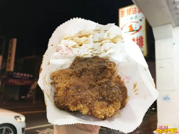 花蓮市美食鹹酥雞雞排》國聲沾醬雞排菜單價位大公開！獨門沾醬回味無窮的鹹香甘甜大雞排～花蓮中山路必吃美食小吃餐廳推薦。
