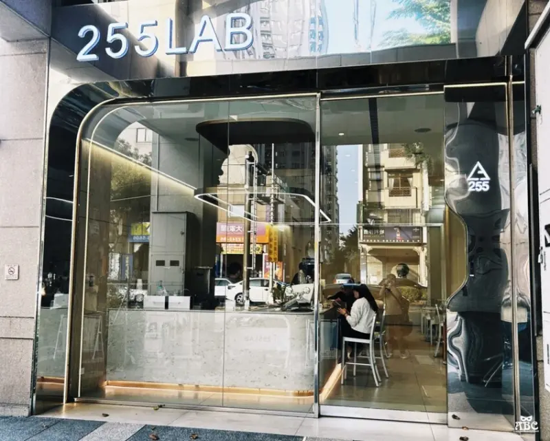 255LAB|台中打卡實驗室咖啡廳，來一杯會冒煙的冰拿鐵！