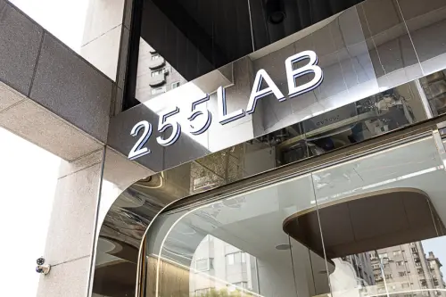 茶加咖啡搭配上奶變茶拿鐵，可創造幾十種獨特口味變化，時尚現代風格的咖啡廳 ｜255LAB café & light bar 二五五實驗所