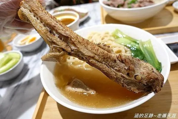 [中山區肉骨茶牛肉麵] 新禾料理廚房 Culina Nova ~ 南洋風味創意麵食，必吃蒜香炙燒肉骨茶麵，用餐環境高雅舒適