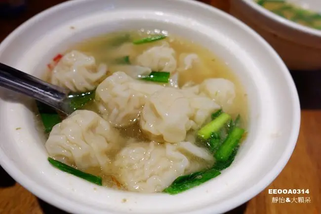 【板橋黃石市場美食】老曹餛飩 ♥ 好有趣的餛蛋麵 皮薄餡鮮好滋味 黃石市場平價排隊美食 黃石市場必吃美食