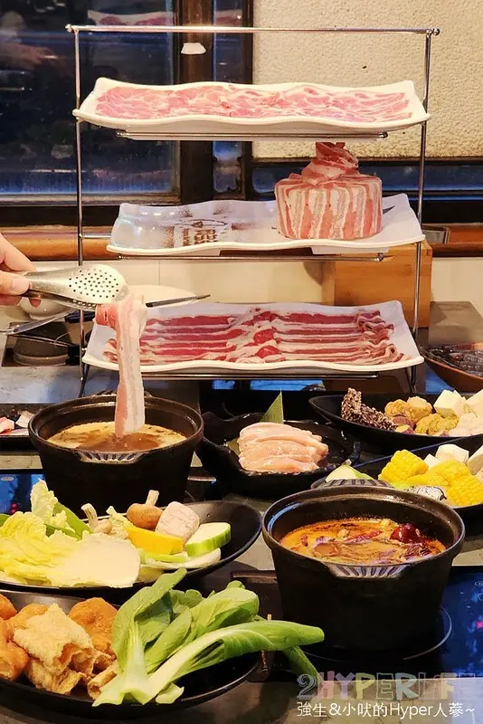 爆炒石頭火鍋竟然提供40種配料和創意吃法攻略，自助吧吃到飽開到凌晨一點半宵夜也能吃！