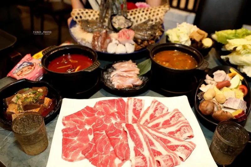 台中火鍋人氣推薦！宵夜火鍋口袋名單肉多多，網路好感度第一名！台中火鍋吃到飽激推台灣人最愛的爆炒石頭火