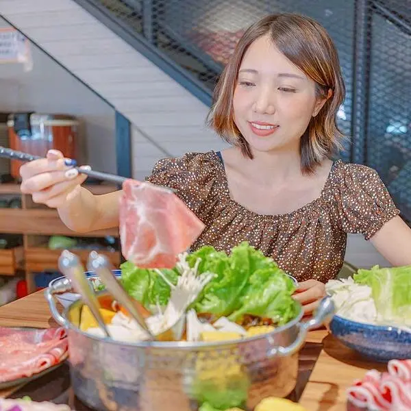 必點胡椒老伙雞湯湯底，濃郁清甜帶有胡椒香，超適合涮肉，溫體雞軟綿好吃 | 【新北 新莊區】囍富火鍋