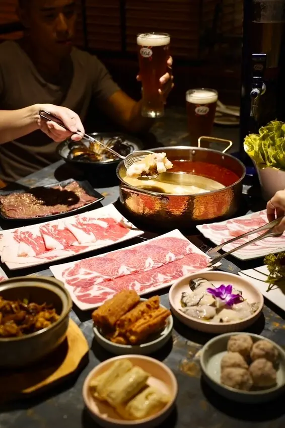 老撈麻辣火鍋 - 川式鴛鴦鍋雙享受，超嫩鴨血豆腐鍋底，媲美熱炒店私房料理，聚餐必點啤酒塔，台北火鍋美食推薦