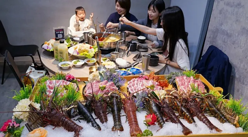 台中火鍋沒有很浮誇，就是龍蝦刷起來而已 XDD