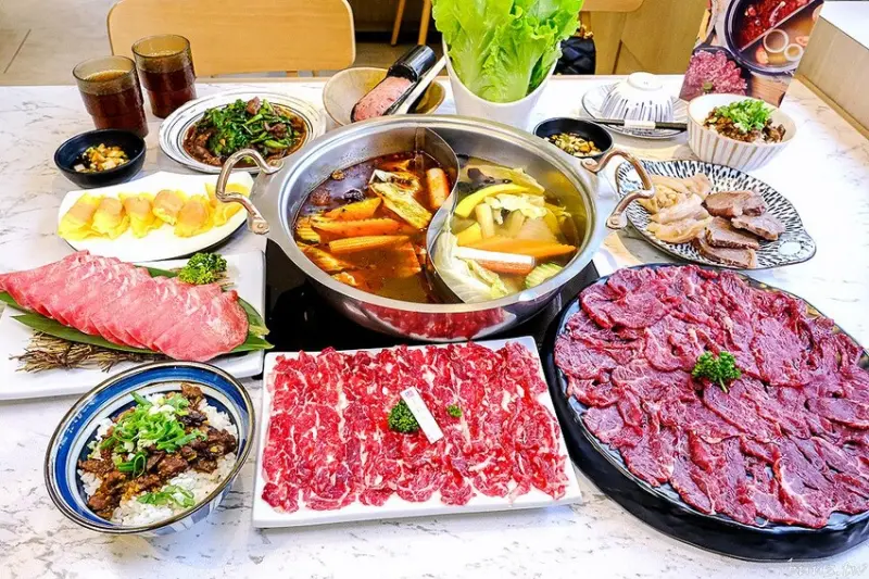 森林系鍋物優雅絕美，森鄰鍋物溫體牛肉鍋，高湯熱沖涮肉鮮嫩兩吃，溫體牛燥飯搭熱炒很下飯！