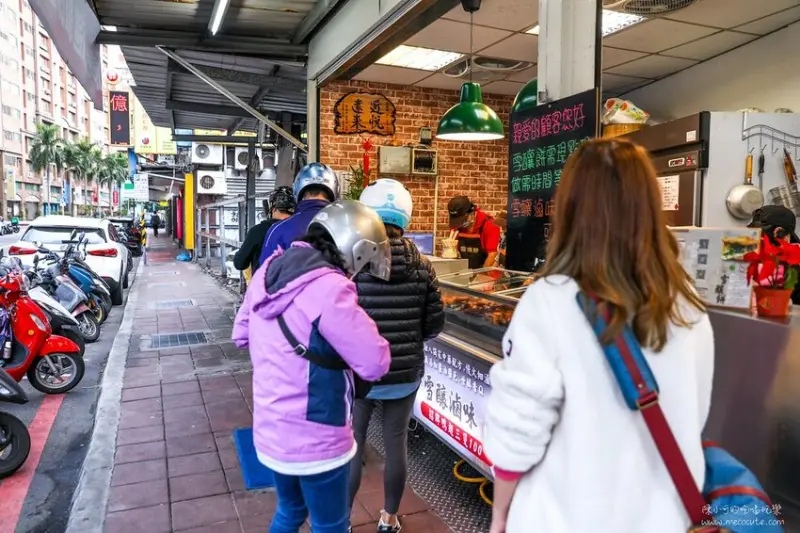 蘆洲銅板美食，平日下午排隊人潮沒停過，路過也要買一個，計程車阿北還特地來買一大袋滷味