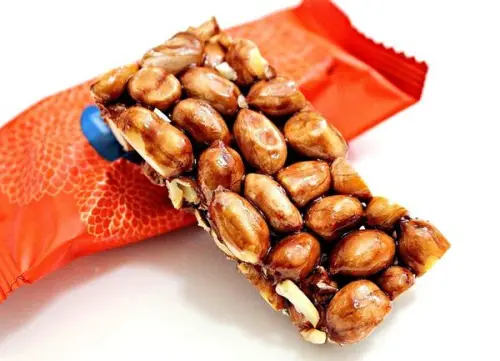 【百年傳奇】黃金比例花生酥。優格洛神白巧克力沙其馬。巧克力沙其馬