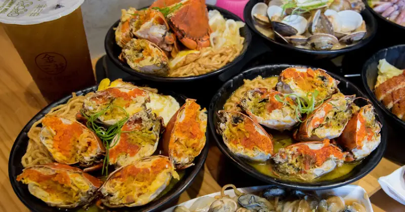 【臺南美食】一碗三隻紅蟳爆滿視覺系意麵｜必吃超狂紅蟳蟹黃鍋燒意麵｜想吃先排隊吧~~金三益健康茶飲-永華店 - 南人幫