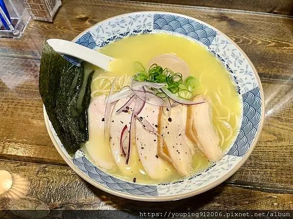 台北大安區｜崇灯拉麵 少見星鰻入麵的魚貝系拉麵，怕吃不慣也有雞湯可以選擇，叉燒飯或黑色炸雞也很讓人流