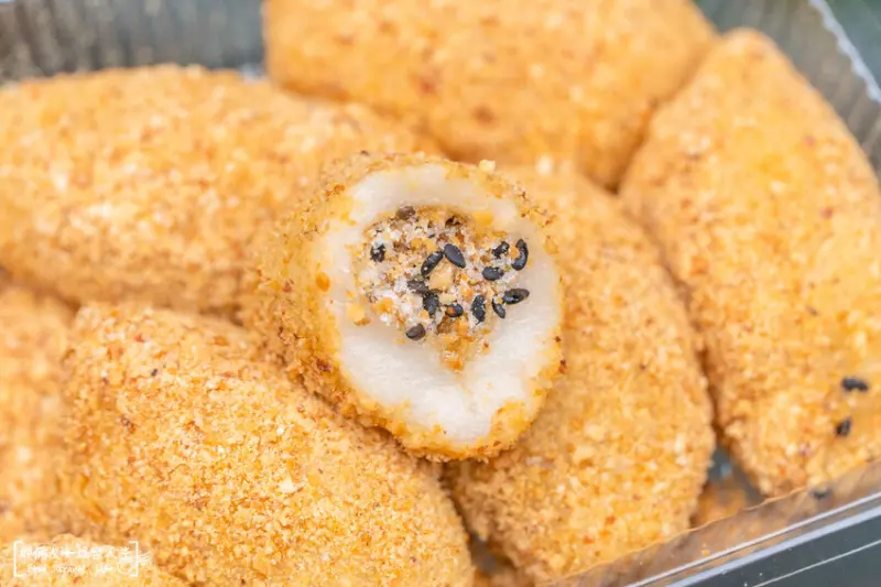 在地人極推的隱藏版麻糬攤，軟Q外皮裹著滿滿的花生粉，內餡的芝麻花生香超讚的!!