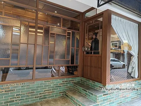 台北大安-[浪漫軒 担々麺] 近大安捷運站10分鐘四維路靜巷，樂軒集團新開幕品牌500盤推薦，招牌擔擔麵與不定期限定料理，懷舊大正浪漫風格精緻和風中華料理