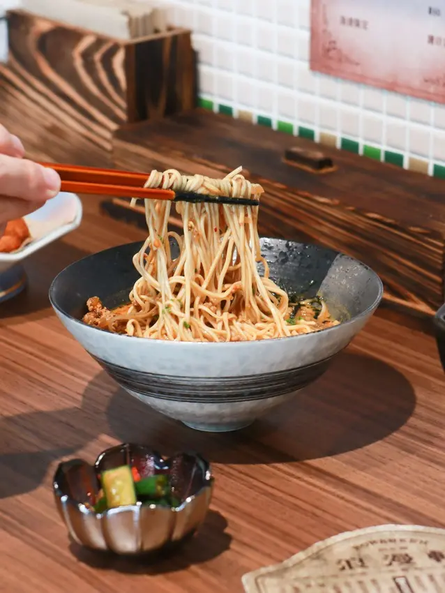 翠綠的磁磚、復古的花燈及吊燈，每個角落都讓人著迷。