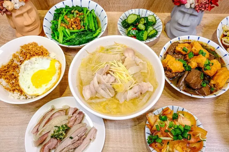 古早味乾拌麵，30年老店傳承，金記麵點肉燥香、餛飩扎實，酸白菜豬肉麵溫潤爽口！