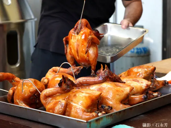 【台中。美食】小雅同學-本味烤雞一雞兩吃，高貴不貴生猛海鮮退冰現烤，不用去海邊就能享有度假風。