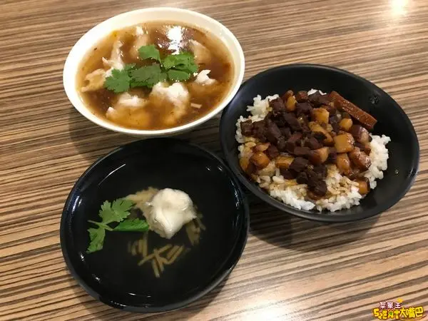 花蓮市美食花枝羹》四八高地花枝羹菜單價位大公開！樂活人生健康花枝羹登場～推薦 花枝羹、滷肉飯、滷汁飯。