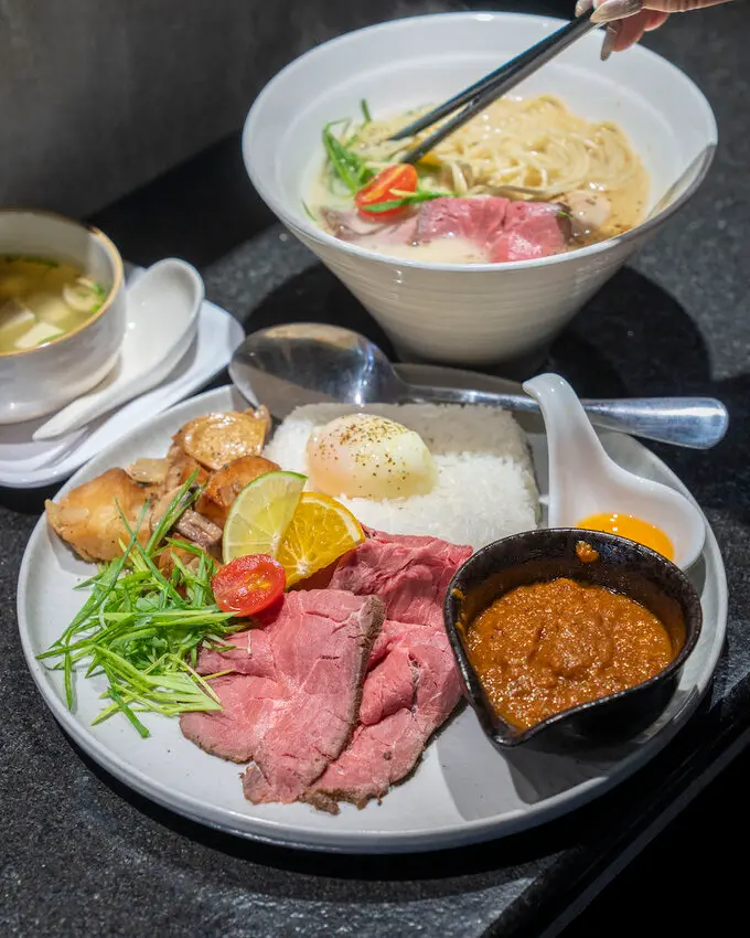 台中 牛庵 – 咖哩、牛骨拉麵｜亮點粉嫩牛肉叉燒，肉質鮮嫩無比～