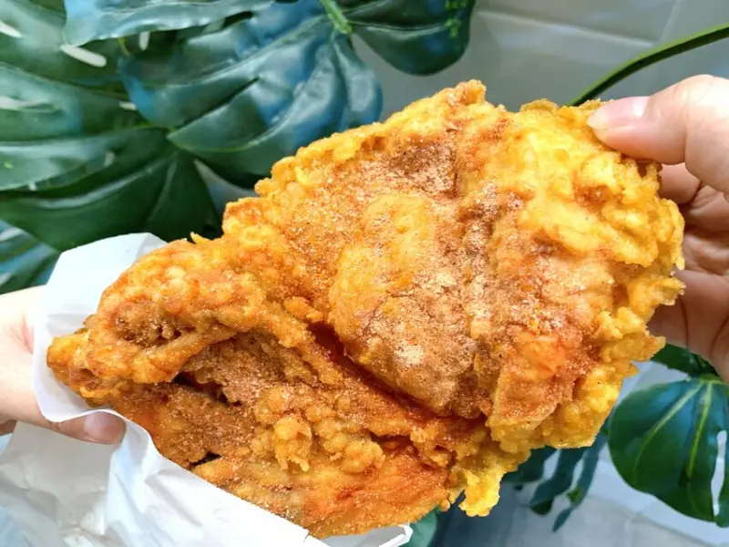 台中超強炸雞店梅粉不用錢狂灑，雞排配珍奶超邪惡，去骨雞腿大塊雞米花超好吃，台南超人氣炸雞進軍台中！