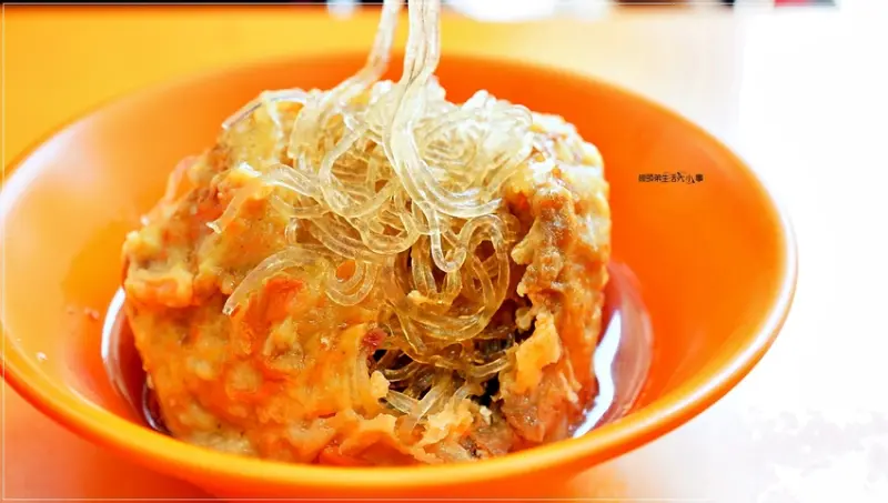 【淡水美食】淡水老牌阿給／銅板美食～在地飄香55年老店，老司機必吃的午餐，阿給份量足，搭配特製甜辣醬好吃