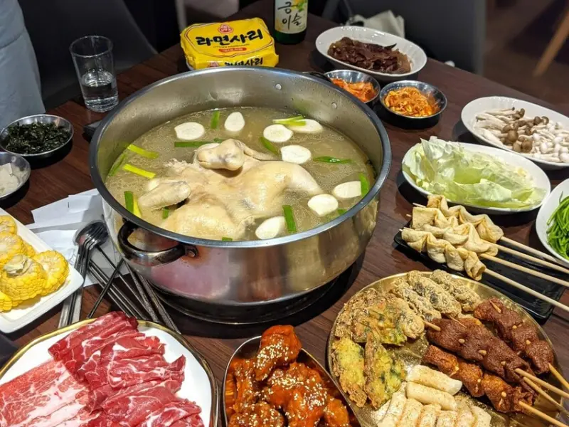 江原道 宗음식 韓吃一隻雞｜超巨大海鮮木桶讓你吃的超級滿足！超鮮甜雞湯煮海鮮！新莊韓式推薦、新莊火鍋推薦、新莊鍋物推薦、新北韓式推薦、新莊餐廳推薦、新莊美食推薦 - 佛系旅遊筆記