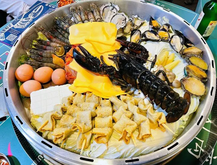 【韓蚌蚌海鮮研究院 해산물 연구소】超狂韓式海鮮部隊鍋│新莊輔大美食強力推薦│新北多人聚餐好所在～
