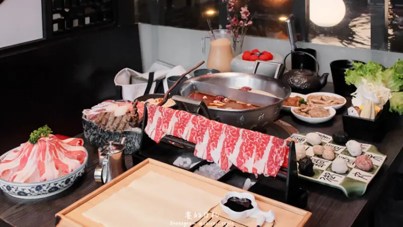 這一鍋 皇室秘藏鍋物｜台中美食｜四人套餐吃下來，一人竟然平均不到1000！且餐點用心、肉品扎實、鍋底無限續，還不來預約嗎！