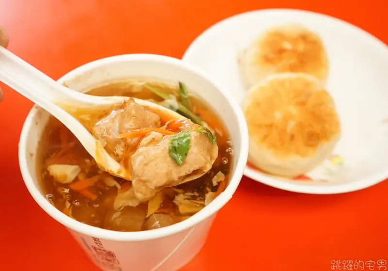 花蓮26年老店 香菇肉羹只賣20元 餡餅15元 湯汁多好燙口 銅板價美食超滿足 老闆親切好聊  可口山東餡餅 花蓮美食 @跳躍的宅男