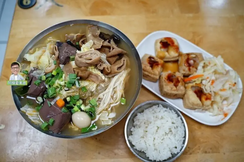 新竹|懷香臭臭鍋_清大商圈美食。臭味飄香~臭豆腐炸的鍋煮的一次滿足。點鍋物享有免費飲料、白飯吃到飽。營業時間地址菜單