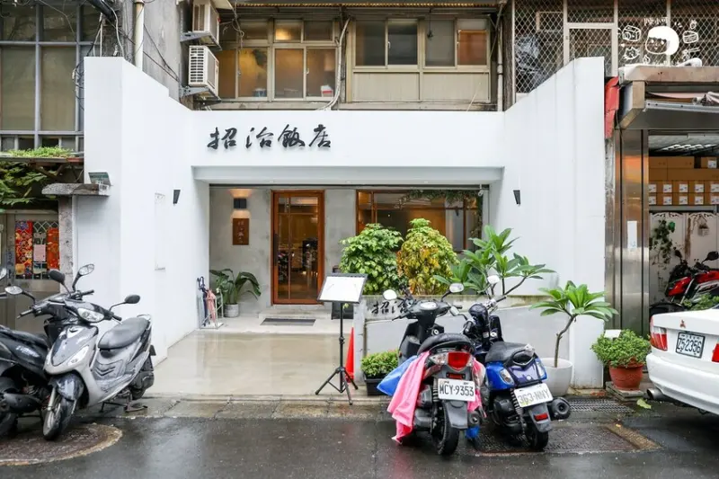 豬油拌飯＋半熟蛋好好吃，炒飯也讓人驚艷！店名可愛親切，開在巷弄卻生意非常好！想吃建議訂位唷