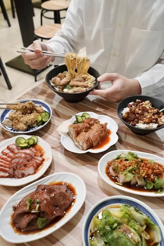 大邁小吃店 - 超值原塊赤肉羹麵，必點私房炸豬肝，香辣叢林雞，新北南勢角興南夜市美食推薦