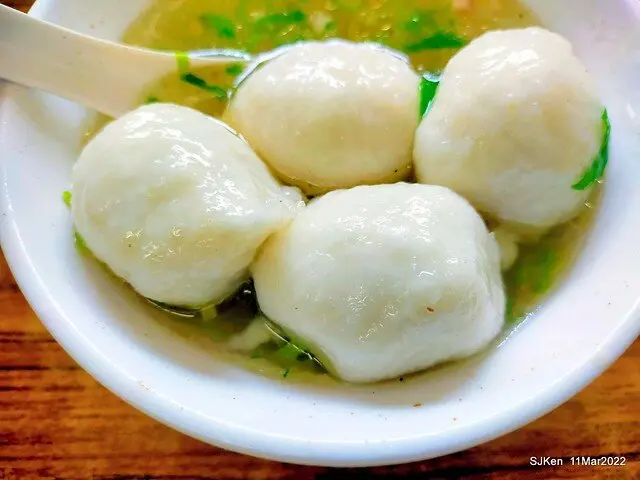 (大稻埕美食)「佳興魚丸店」大稻埕總店 --- 走過一甲子歲月的在地小吃，羹湯麵冬粉道道美味。