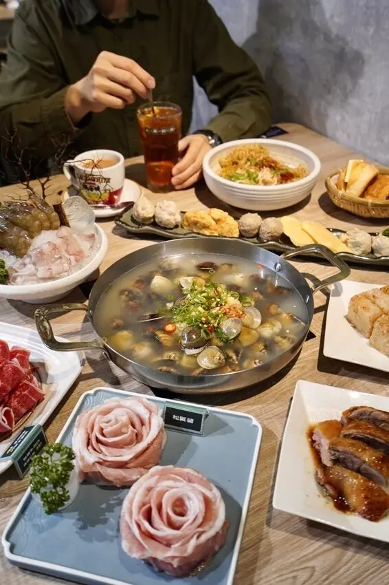 蛤?! Huh Pot - 超澎湃痛風蛤蜊火鍋！結合港式料理，必吃鴨片菠蘿油，台北東區美食推薦