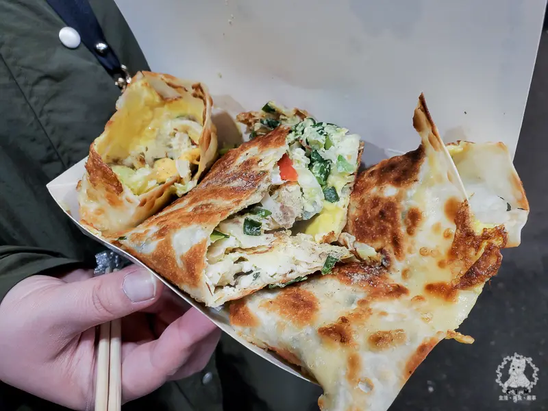 小旺仔宜蘭蛋餅（饒河夜市）｜台北松山饒河夜市食記｜究極酥脆料多到直接爆出來的蔬菜大蛋餅，只要一顆銅板就有難怪人潮滿滿 - 卡爾茗 C.L.M.