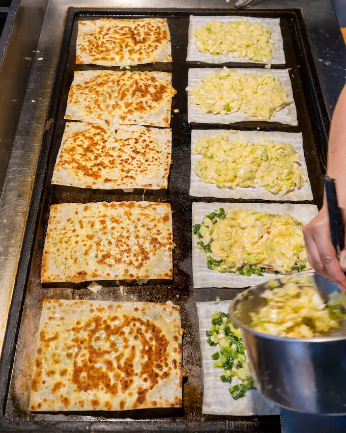 饒河街夜市 小旺仔蛋餅｜蛋餅煎得超級酥脆 餡料也是給得毫不手軟！