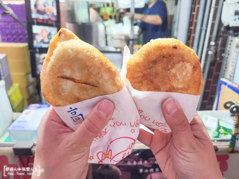 這間餡餅超爆漿，一不小心就會燙到嘴巴～