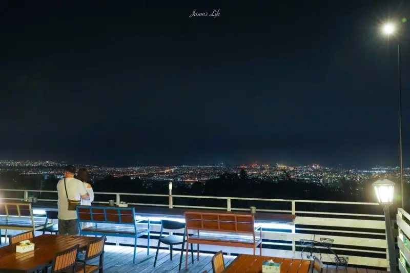 【台中沙鹿｜美食】星星複合式夜景餐廳。台中夜景餐廳推薦，看夜景吃燒肉DIY，還有歌手駐唱