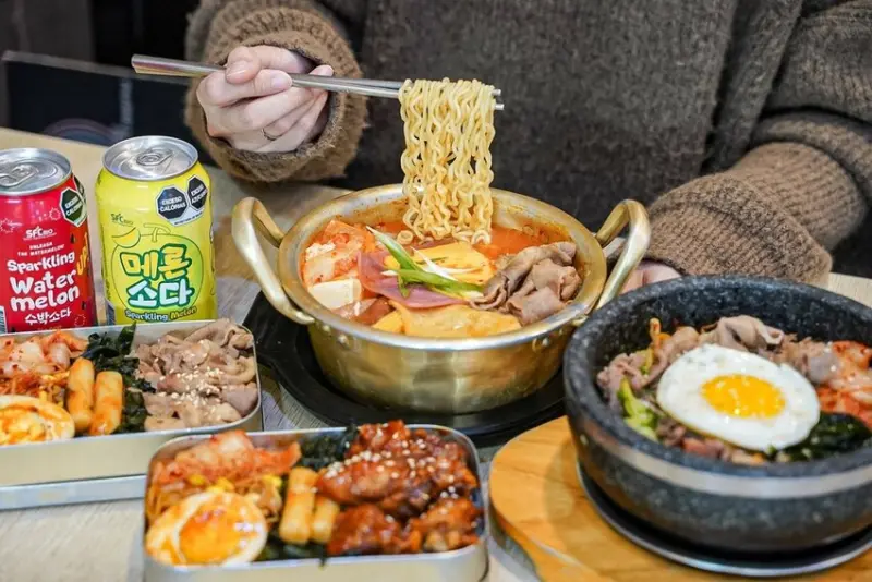 高雄美食｜獨享部隊鍋份量十足CP值高/起司炸雞超會牽絲/週年活動吃飯抽現金/潮韓食