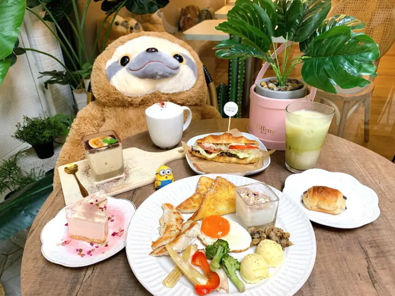 台中新開幕早午餐，季節限定櫻花系列飲品甜點好夢幻，被蜂蜜芥末鮪魚可頌驚艷到超好吃，還有可愛樹懶陪吃唷
