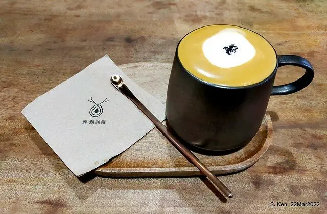 (南港車站周邊美食)「鹿點咖啡Elaine 瓶概店」--- 獨一無二的特色室內設計，咖啡文創與單車工業風的美味激盪!