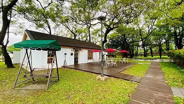 桃園巿區秘境咖啡館【NxCoffee】隱身於虎頭山創新園區/獨棟白色小木屋/全台唯一智能現烘咖啡/2022桃園地景藝術節