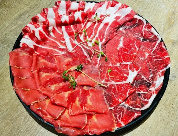 【肉多多火鍋。桃園春日店】火鍋第一品牌│排隊宵夜名店│火鍋迷必吃名店│巨無霸肉量好過癮│樂多多集團超夯火鍋