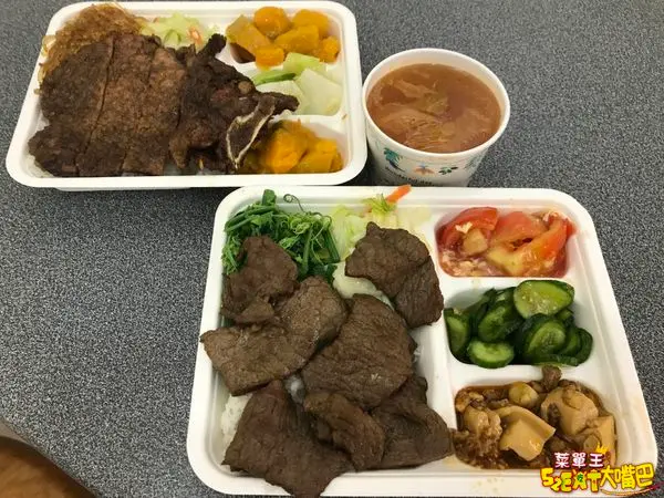 花蓮市美食排骨飯便當》熱海排骨飯大王菜單價位大公開！熱賣40年的傳奇精緻排骨便當～推薦 排骨飯、雞腿飯、蠔油牛肉飯。