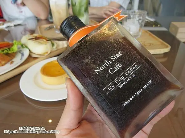 台中南屯咖啡廳【北極星品啡】唯一一間結合畫廊的文藝咖啡廳 以公益起點 幫助年輕學子一展長才