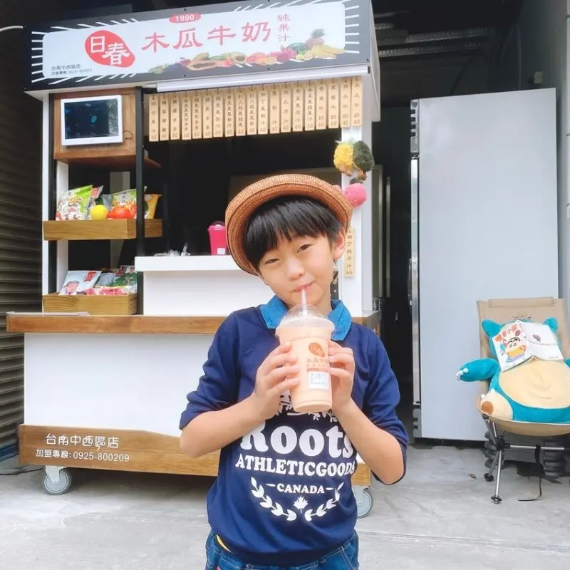 台南赤崁樓 日春木瓜牛奶散步美食,拿著果汁散步杯,悠閒慢步台南老街去!