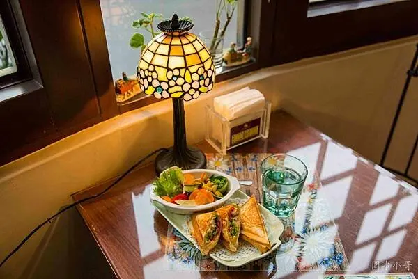 中壢美食咖啡廳推薦-海頓咖啡，一間時光流動緩慢的老咖啡廳，充滿人文氣息，愜意又美好。