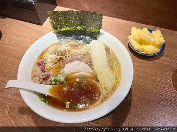 台北文山區｜長生塩人 辛亥店，木柵也有好吃的鹽味拉麵專賣店了，還有少見的金黃蘿蔔小菜(附菜單)！