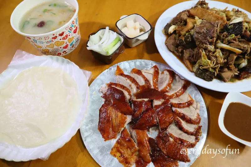 嘉義美食∥蔡氏鴨庄粵式好滋味，一鴨三吃只要$320，鴨皮香酥涮嘴，特製荷葉餅皮讓人驚豔，嘉義烤鴨推薦