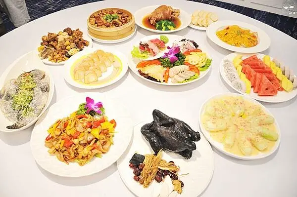 天圓地方婚宴會館，台中尾牙春酒指名好所在，菜色豐富，使用方式多元的宴會廳，而且交通便利四通八達，自行開車也好停車呦